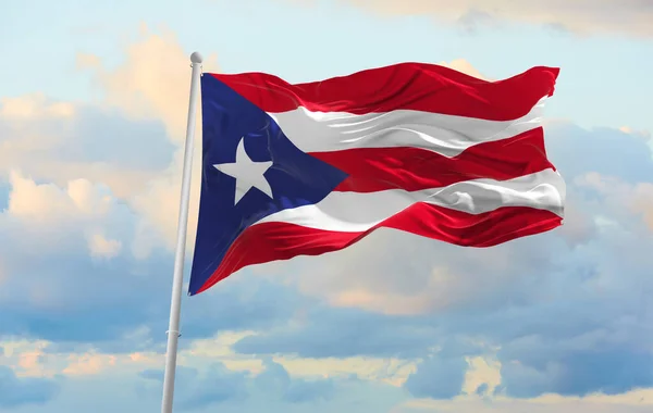 Μεγάλη Σημαία Του Πουέρτο Ρίκο Κυματίζει Στον Άνεμο — Φωτογραφία Αρχείου