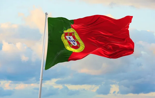Μεγάλη Σημαία Της Πορτογαλίας Κυματίζει Στον Άνεμο — Φωτογραφία Αρχείου