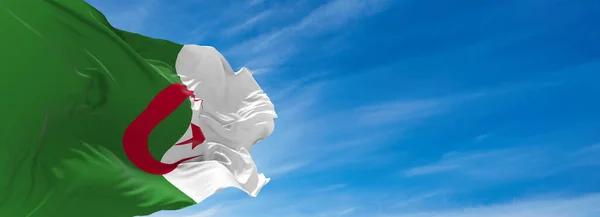 Grote Vlag Van Algerije Wapperend Wind Tegen Lucht Met Wolken — Stockfoto