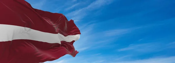 Μεγάλη Σημαία Της Λατβίας Κυματίζει Στον Άνεμο Ενάντια Στον Ουρανό — Φωτογραφία Αρχείου