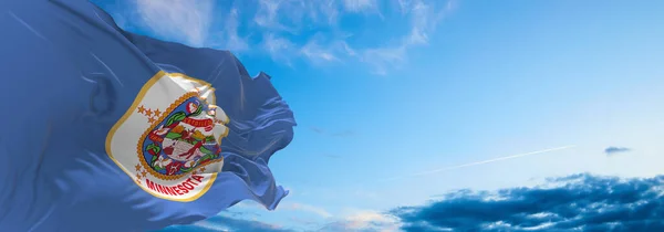 Флаг Миннесоты Облачном Фоне Неба Закате Патриотическая Концепция Государства Иллюстрация — стоковое фото