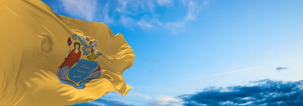 New Jersey bayrağı bulutlu arka planda gün batımında. Devlet hakkında vatansever bir kavram. 3d illüstrasyon