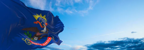 Vlag Van Noord Dakota Bij Bewolkte Hemel Achtergrond Bij Zonsondergang — Stockfoto