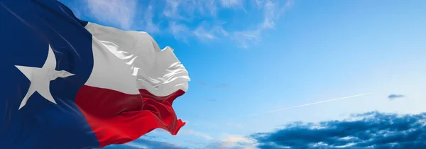 하늘을 배경으로 구름낀 텍사스주의 국가에 애국적 — 스톡 사진