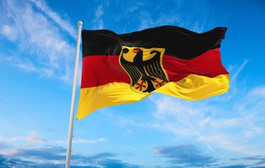 Rüzgarda dalgalanan büyük Alman bayrağı