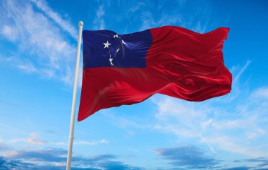 Rüzgarda dalgalanan büyük Samoa bayrağı