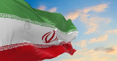 Rüzgarda dalgalanan büyük İran bayrağı