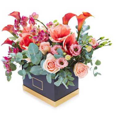 Beyaz arka planda izole edilmiş güzel bir düğün buketi. Taze, gür, modaya uygun ve modern renkli çiçekler..