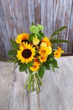 Düğün buketi agaist ahşap duvar. Taze, yemyeşil renkli çiçekler.