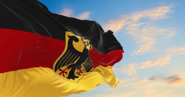 Rüzgarda dalgalanan büyük Alman bayrağı