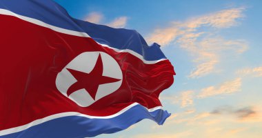 Büyük Kuzey Kore bayrağı rüzgarda dalgalanıyor.