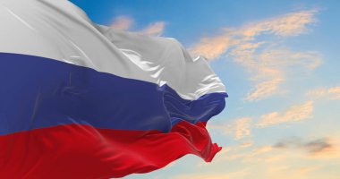 Rüzgarda dalgalanan büyük Rus bayrağı