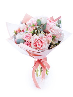 Beyaz renkte izole edilmiş düğün buketi. Taze, yemyeşil renkli çiçekler.