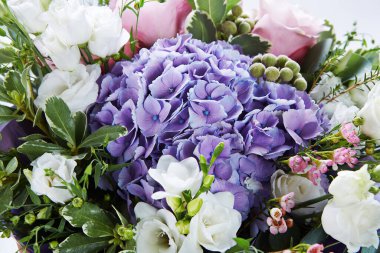 Beyaz renkte izole edilmiş düğün buketi. Taze, yemyeşil renkli çiçekler.