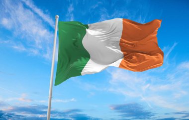 Büyük İrlanda bayrağı rüzgarda dalgalanıyor