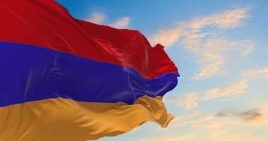 Rüzgarda dalgalanan büyük Ermenistan bayrağı