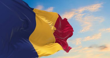 Rüzgarda dalgalanan büyük Chad bayrağı