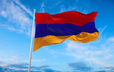 Rüzgarda dalgalanan büyük Ermenistan bayrağı