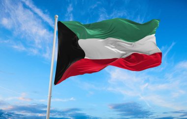 Büyük Kuveyt bayrağı rüzgarda dalgalanıyor.