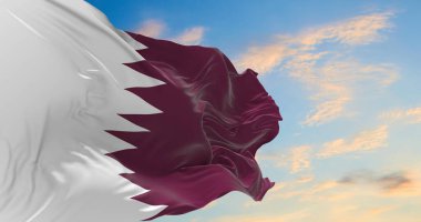 Rüzgarda dalgalanan büyük Katar bayrağı