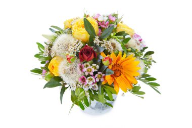 Beyaz renkte izole edilmiş düğün buketi. Taze, yemyeşil renkli çiçekler.