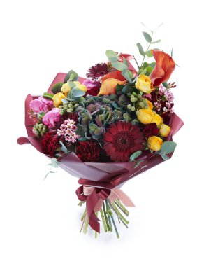 Beyaz renkte izole edilmiş düğün buketi. Taze, yemyeşil renkli çiçekler.