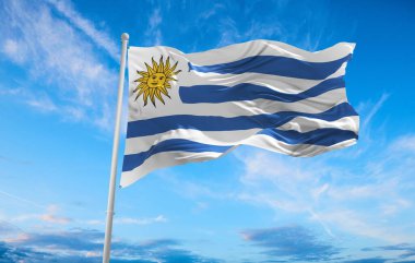 Büyük Uruguay bayrağı rüzgarda dalgalanıyor