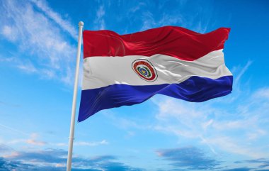 Rüzgarda dalgalanan büyük Paraguay bayrağı