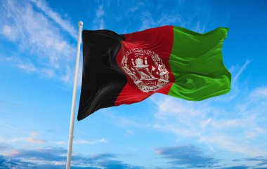 Rüzgarda dalgalanan büyük Afganistan bayrağı
