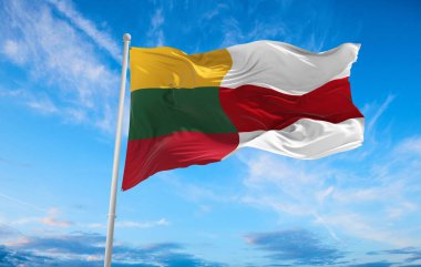 Büyük Litvanya Bayrağı ve Beyaz Rusya 'nın beyaz beyaz bayrağı rüzgarda sallanıyor.