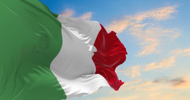 Rüzgarda dalgalanan büyük İtalyan bayrağı