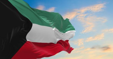 Büyük Kuveyt bayrağı rüzgarda dalgalanıyor.