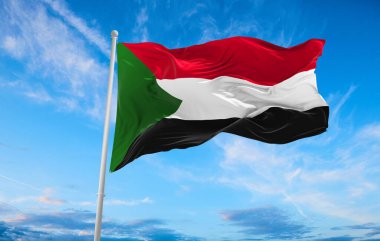 Rüzgarda dalgalanan büyük Sudan bayrağı
