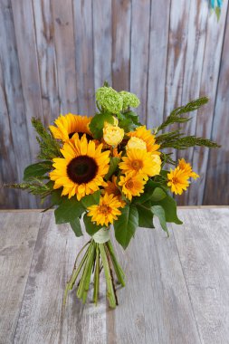 Düğün buketi agaist ahşap duvar. Taze, yemyeşil renkli çiçekler.
