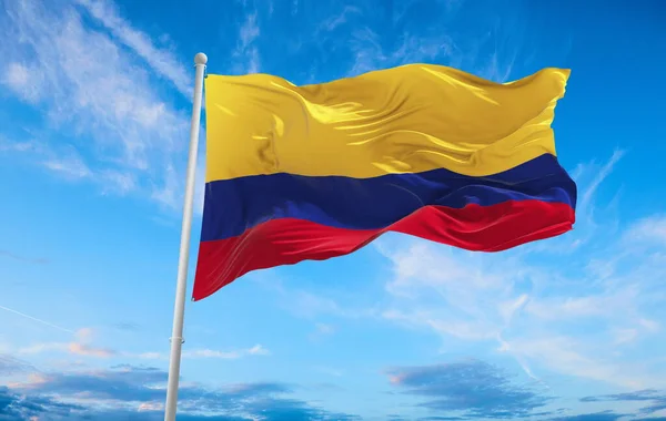 大きなコロンビアの旗が風になびく — ストック写真