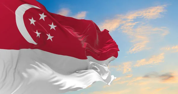 Velká Singapurská Vlajka Vlající Větru — Stock fotografie
