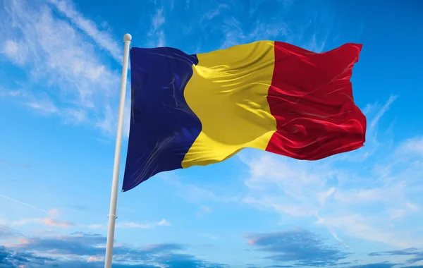 Nagy Romániai Zászló Lengett Szélben — Stock Fotó