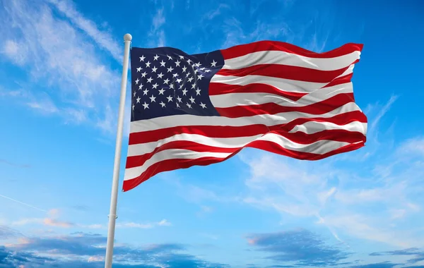 Große Amerikanische Flagge Weht Wind — Stockfoto