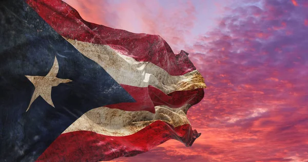 푸에르토리코의 깃발에 바람에 흔들리는 있습니다 — 스톡 사진