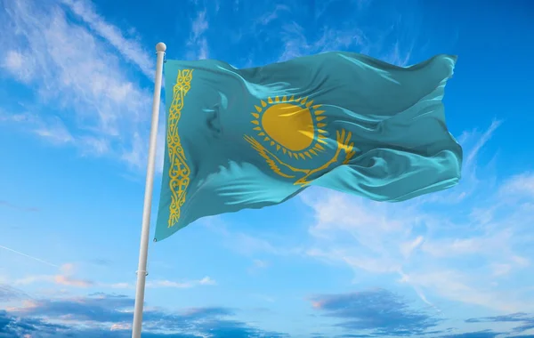 Rüzgarda dalgalanan büyük Kazakistan bayrağı