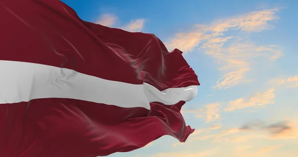 Duża Łotewska Flaga Machająca Wietrze — Zdjęcie stockowe