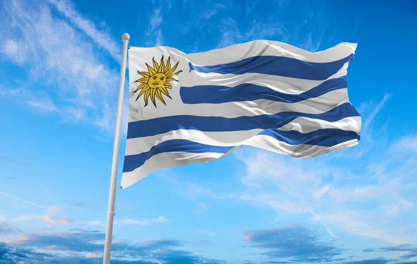 Большой Уругвайский Флаг Размахивающий Ветру — стоковое фото