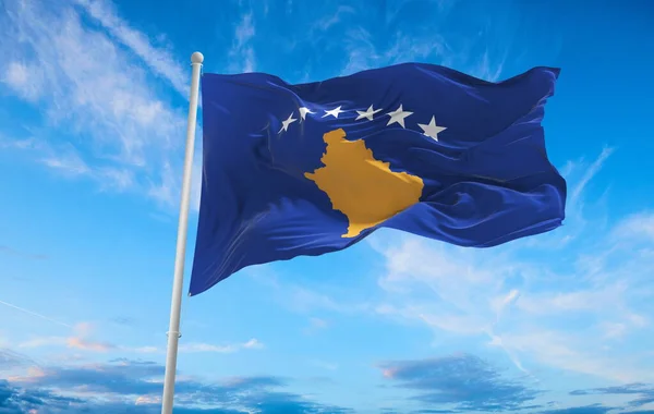 Velká Kosovská Vlajka Vlnící Větru — Stock fotografie