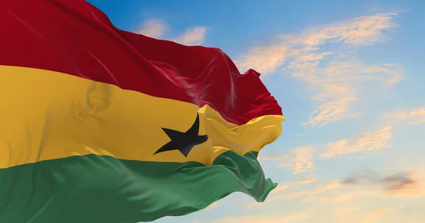 Большой Флаг Ганы Размахивающий Ветру — стоковое фото
