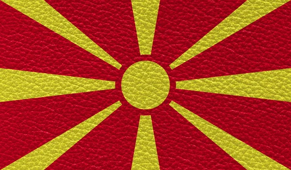 平的马其顿国旗印在皮革纹理背景上 顶部视图 — 图库照片