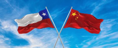 Çin ve Şili 'nin bayrakları rüzgarda dalgalanır bayrak direkleri gökyüzüne karşı güneşli bir günde bulutlarla. İki ülke arasındaki ilişkiyi, diyaloğu sembolize ediyor. 3d illüstrasyon