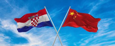 Çin ve Hırvatistan 'ın bayrakları rüzgarda dalgalanırken bayrak direkleri gökyüzüne karşı güneşli bir günde bulutlarla birlikte. İki ülke arasındaki ilişkiyi, diyaloğu sembolize ediyor. 3d illüstrasyon