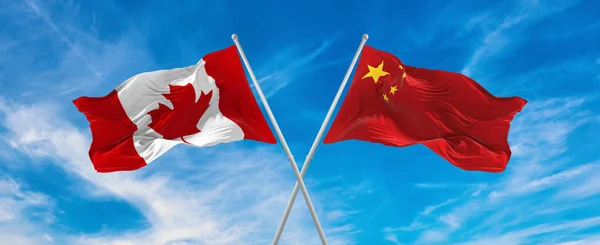 Σημαίες Της Κίνας Και Του Καναδά Κυματίζουν Στον Άνεμο Κοντάρια — Φωτογραφία Αρχείου
