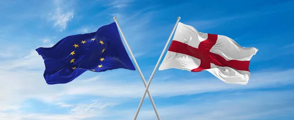 Európai Unió Anglia Zászlói Lobognak Szélben Zászlórúdokon Felé Felhőkkel Napsütéses — Stock Fotó