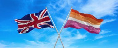 Büyük Britanya ve Lezbiyen Gururu 'nun bayrakları güneşli bir günde gökyüzünde bayrak direğinde rüzgarda sallanıyor. 3d illüstrasyon